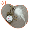 Porte clé bronze ' I love Chichis' + plume blanche